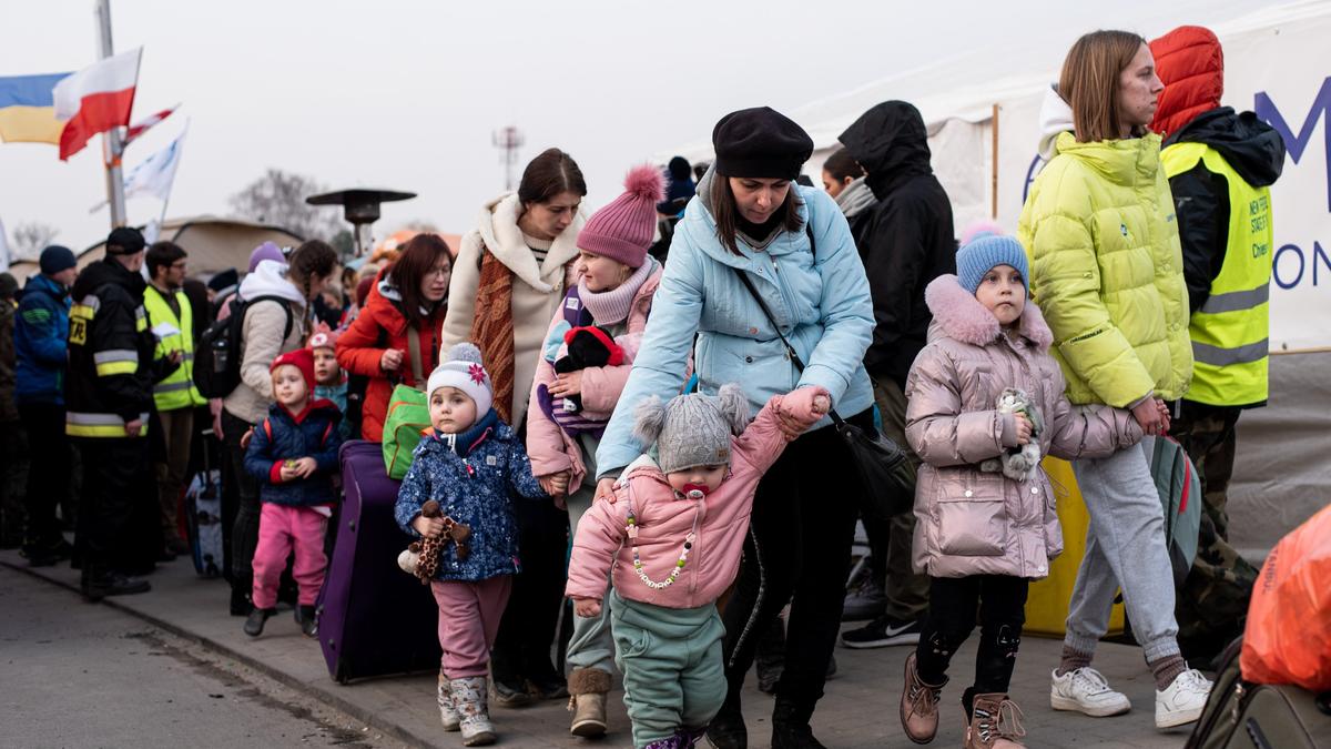 «Это шикарные условия — когда не бомбят». Как разные страны уже год принимают украинских беженцев