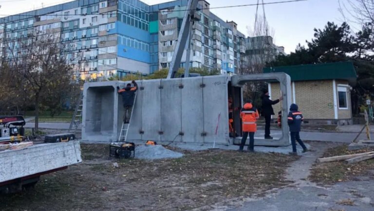 Строительство укрытия в Славянске в 2023 году. Фото: Facebook/ Вадим Лях