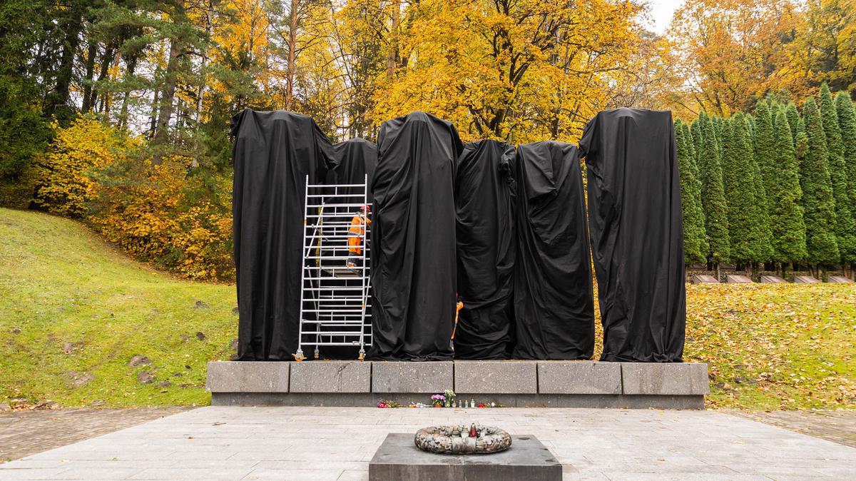 Советские скульптуры на Антакальнисском кладбище в Вильнюсе накрыли черной тканью