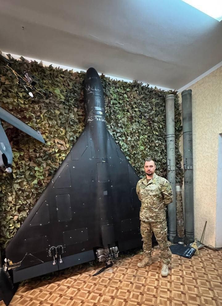Украинский военный рядом с БПЛА «Шахед». Фото: Maks_NAFO_FELLA/X