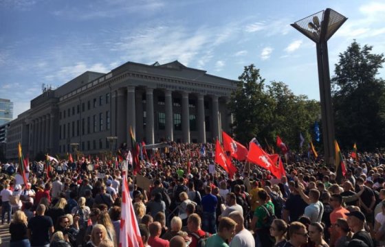 В Вильнюсе проходит массовый протест против ограничений для невакцинированных