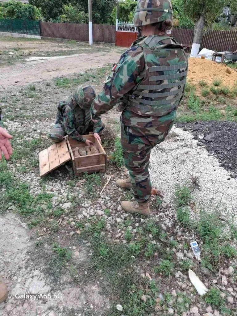 Боеприпасы времен Второй мировой войны, обнаруженные в деревне Мисовка, коммуна Гангура. Фото: Мэрия города Гангура