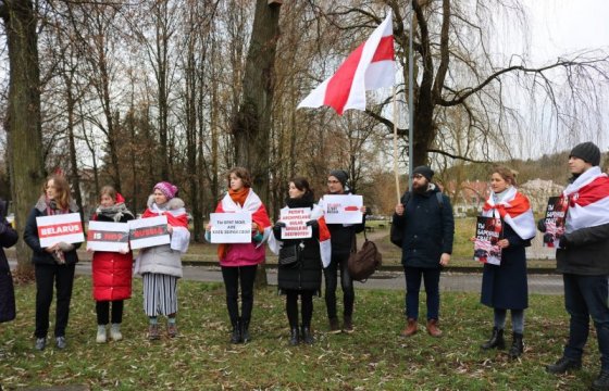 В Вильнюсе прошел пикет против интеграции Беларуси и России (ФОТО)