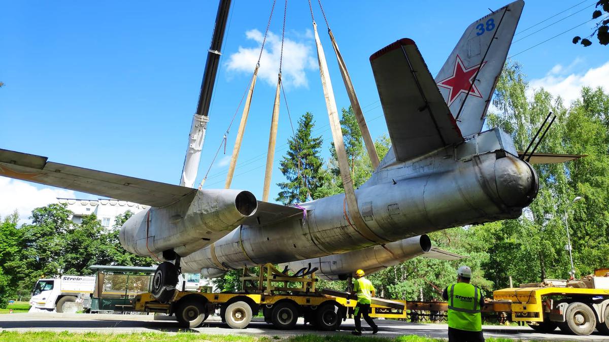 В Латвии демонтировали советский Ил-28