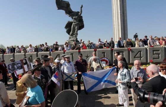 Людей пустят 9 мая возложить цветы к памятнику Освободителям в Риге