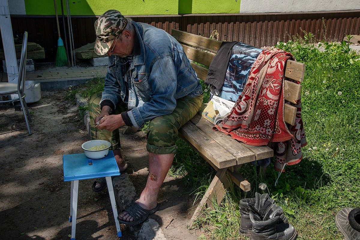 Оставшийся в Козинке местный житель Евгений Шматко, май 2024 года. Фото: Анатолий Ольшанский