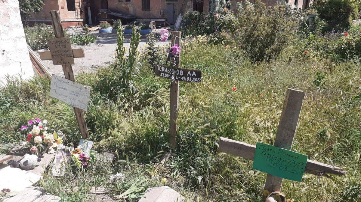 В Мариуполе после вторжения российский войск обнаружили не менее 10 300 новых могил — Associated Press