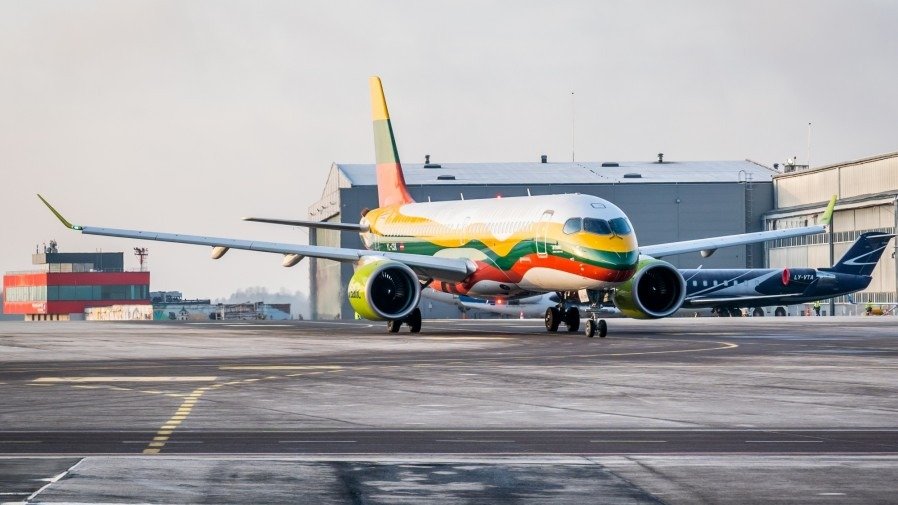 Авиакомпания airBaltic приостанавливает рейсы между Каунасом и Ригой из-за роста цен на топливо