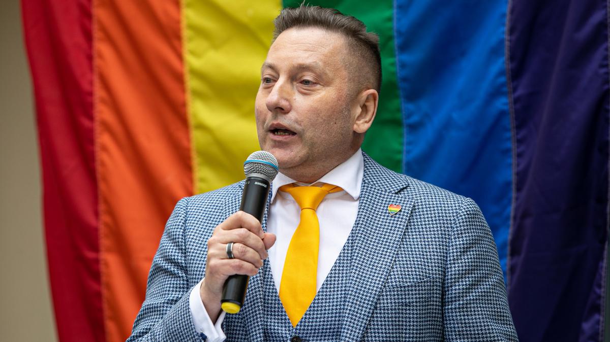 «С тех пор, как в Литве запретили российские каналы, гомофобии стало меньше» — глава литовской лиги геев Владимир Симонко