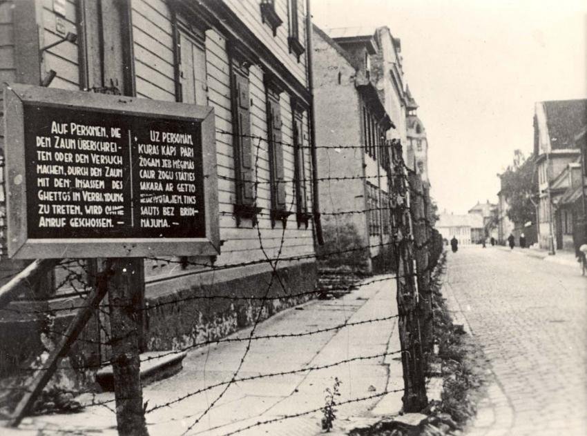Забор из колючей проволоки, отгораживающий Рижское гетто от остальной части города. Фото: Мемориальный комплекс истории Холокоста «Яд Вашем»