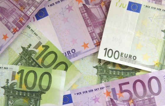 Средняя зарплата в Латвии превысила 1000 евро