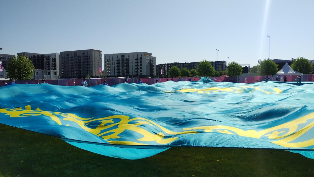 На чемпионате мира по хоккею в Риге фанаты развернули самый большой флаг Казахстана в мире