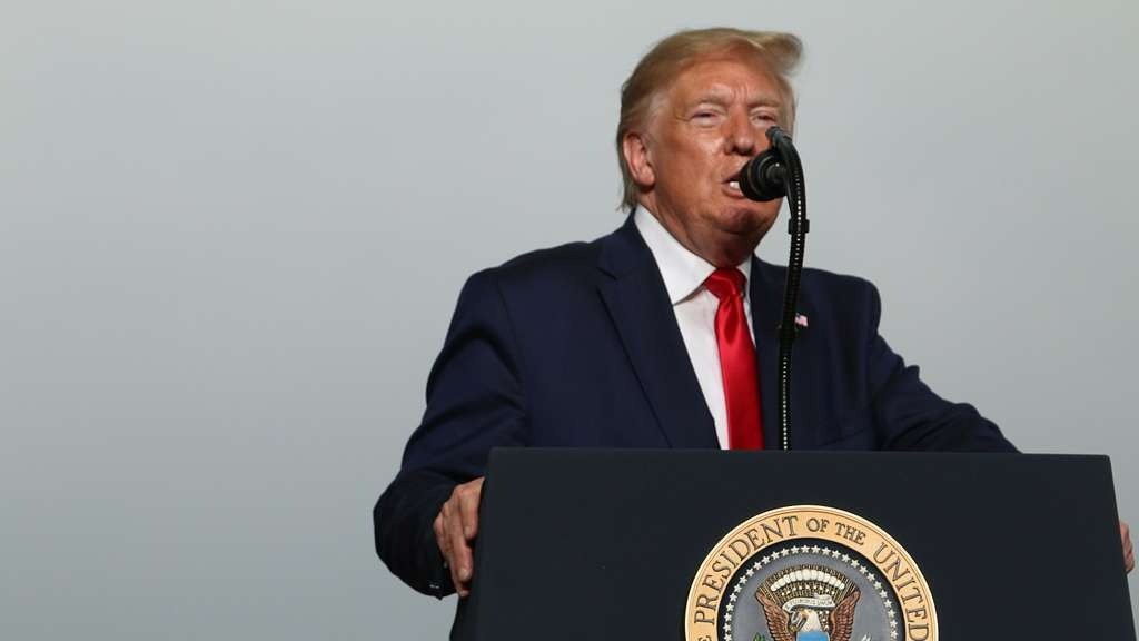 Президент США Дональд Трамп объяснил отказ от жестких санкций против России желанием добиться мирных переговоров