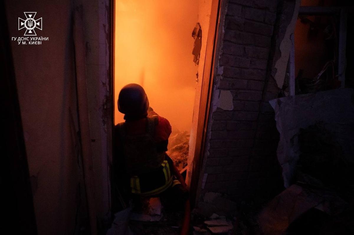Спасатели ликвидируют последствия атаки на Киев, 25 ноября 2023 года. Фото: ДСНС Украины