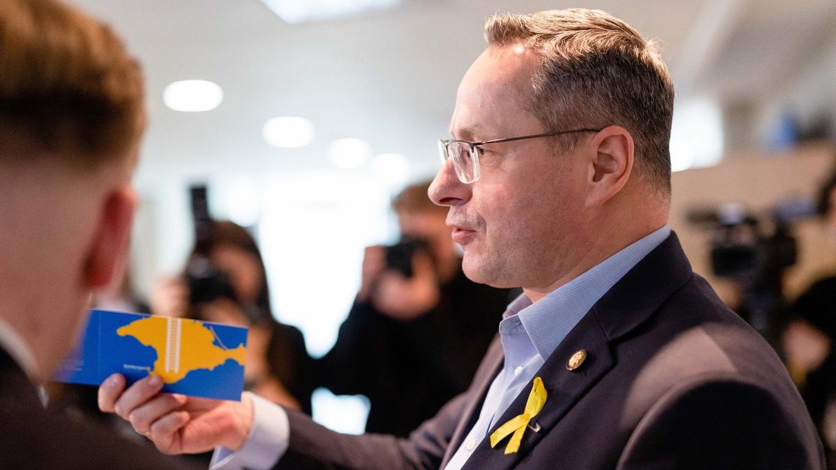 «Пока Россия не переосмыслила свою историю, нам лучше закрыться на 100%», — глава комиссии Сейма Литвы по иностранным делам Жигимантас Павильонис