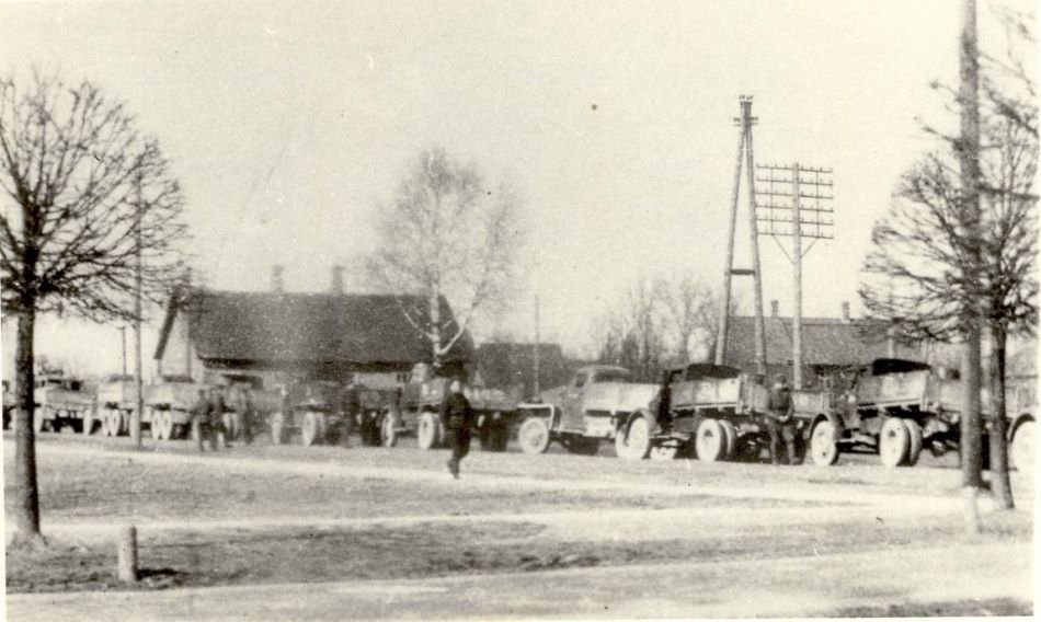 Колонна военных грузовиков, на которых вывозились депортированные. Эстония, 25 марта 1949 г. Фото: Järvamaa Muuseum