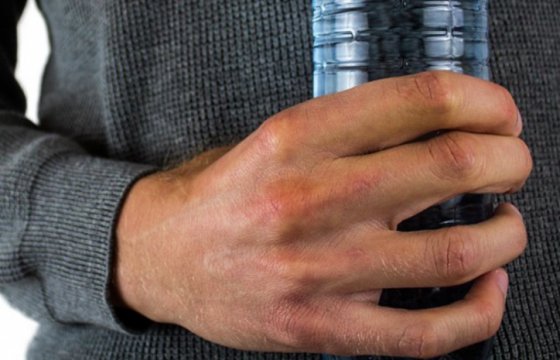Сейм Литвы запретил продажу крепкого алкоголя в пластиковой таре