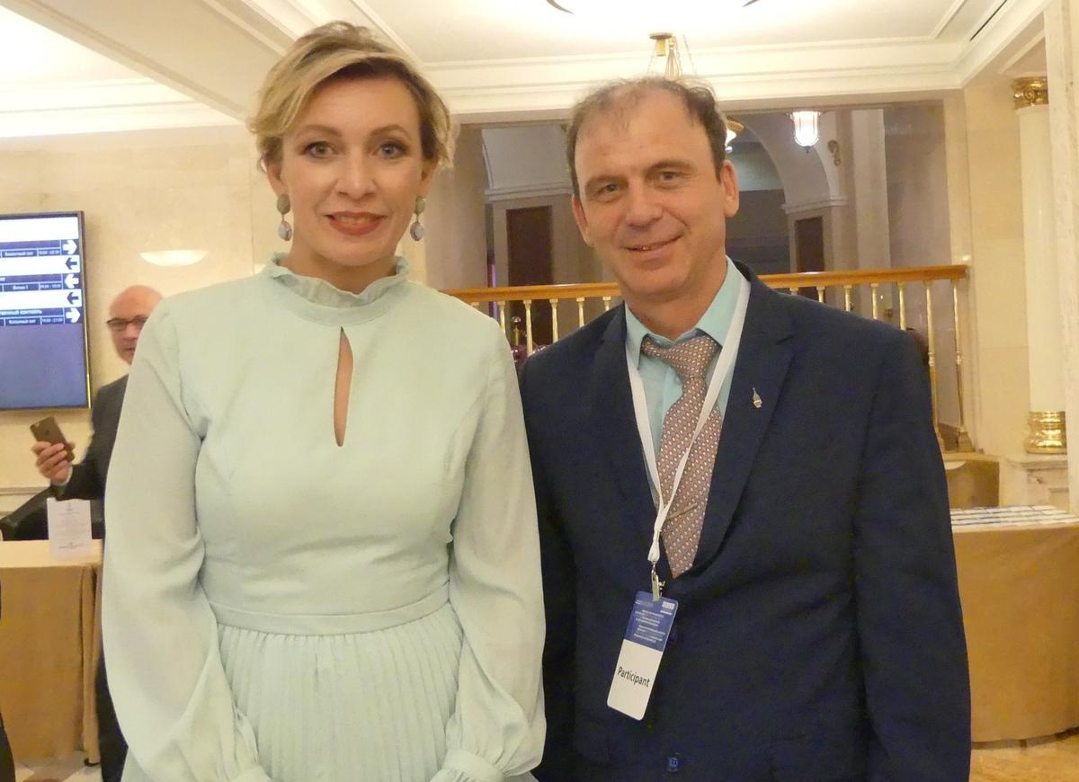 Афанасьев с Марией Захаровой на конференции о проблемах свободы СМИ и безопасности журналистов, 2019 год. Фото из личного архива Афанасьева