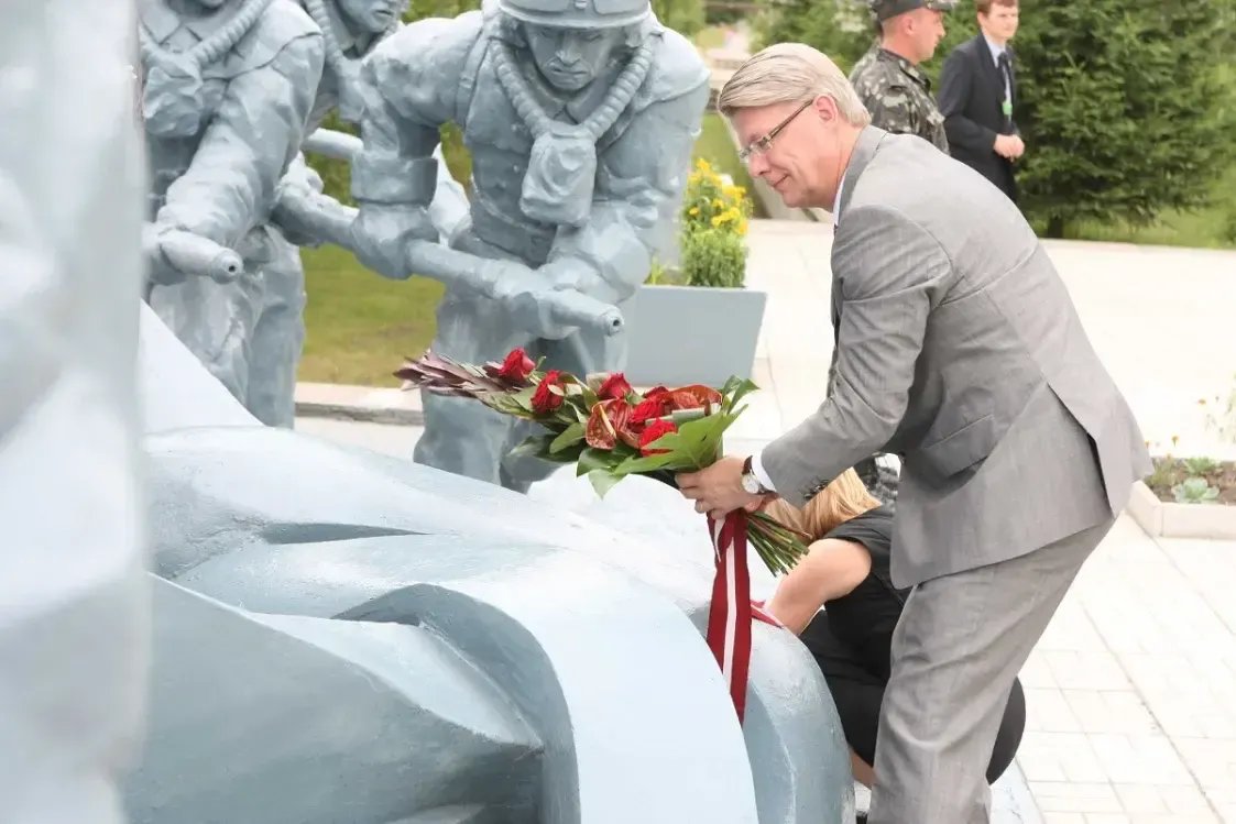 Президент Латвийской Республики Валдис Затлерс у памятника героям-пожарным в чернобыльской зоне. Фото предоставлено hromadske