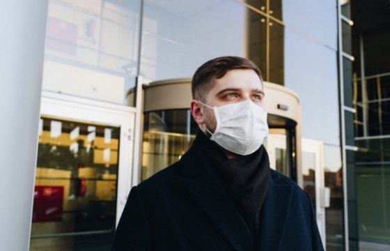 В Литве ограничили продажу антисептиков и масок в одни руки