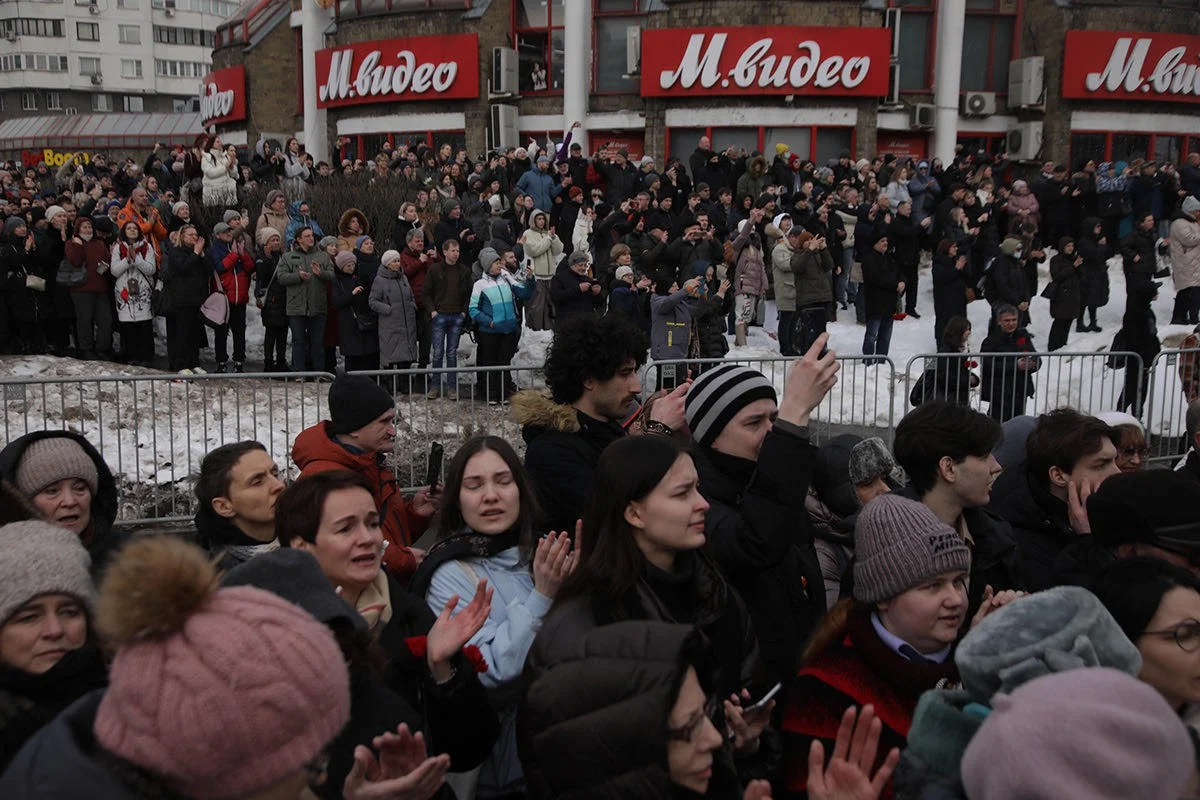 Здесь люди, которые не сдаются». Как в Москве прощались с Алексеем  Навальным. Репортаж — Новая газета. Балтия