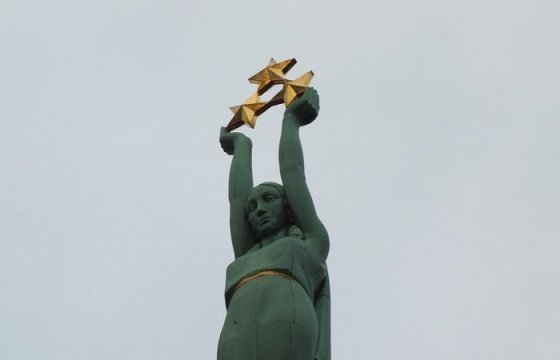 В Латвии закрыли дело о демонстрации свастики у Памятника Свободы