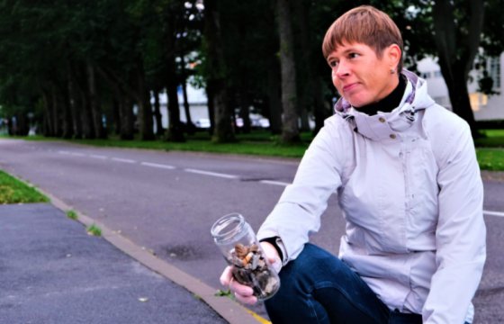 Президент Эстонии собирала окурки на улицах Пярну