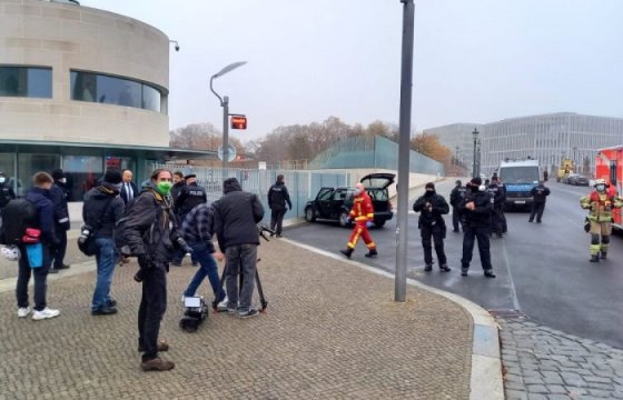 В Берлине машина въехала в ворота офиса канцлера Германии
