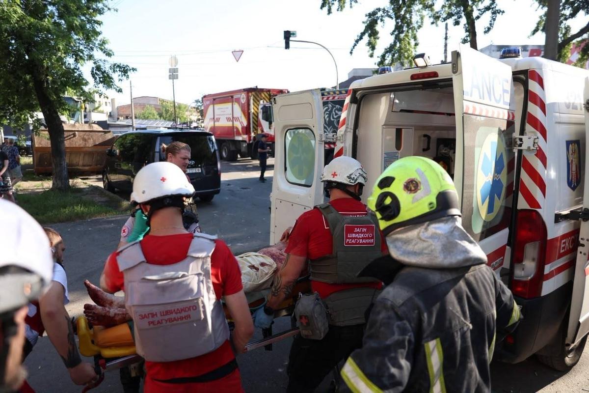 Последствия российской атаки на Киев в ночь на 2 июля. Фото: ДСНС Киева