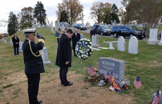 Премьер Эстонии возложил венок к могиле американского сенатора Джона Маккейна