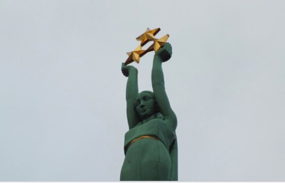 Литовец забрался на памятник Свободы в Риге (Видео)