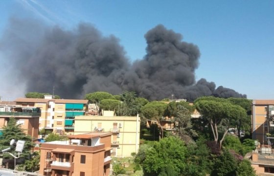 Очевидцы сообщают о черном дыме над Ватиканом. Загорелся автомобильный склад