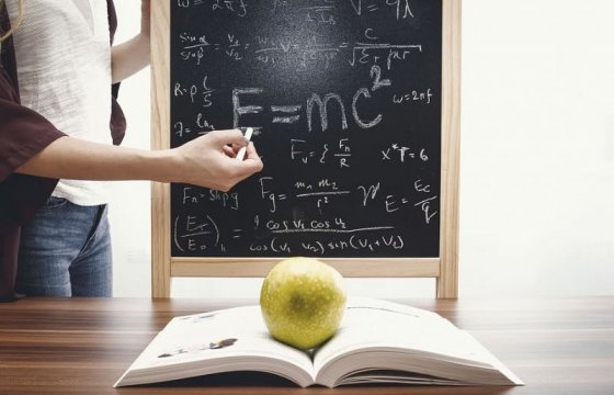 В Риге педагогам выплатят по 75 евро ко дню учителя