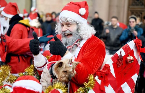 В благотворительном забеге Дедов Морозов в Риге участвовали 1500 человек