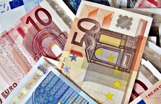 За год средняя зарплата в Латвии выросла на 52 евро
