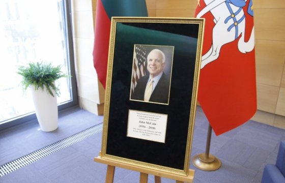 МИД Литвы открыл зал в память об американском сенаторе Маккейне (ФОТО)
