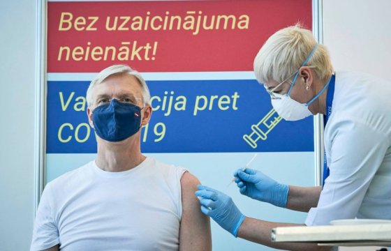 В Латвии заподозрили, что при вакцинации премьера со шприца не сняли колпачок