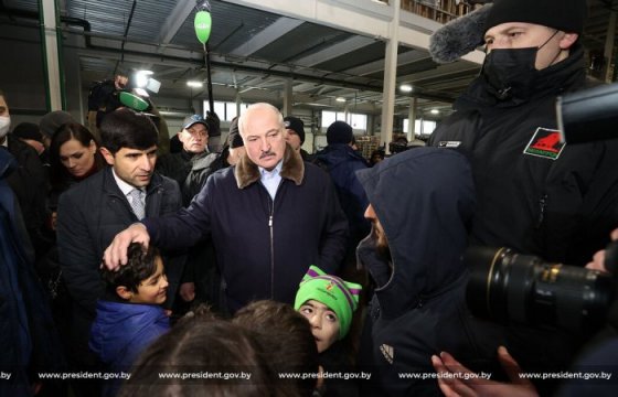 Лукашенко приехал в лагерь мигрантов на границе с Польшей