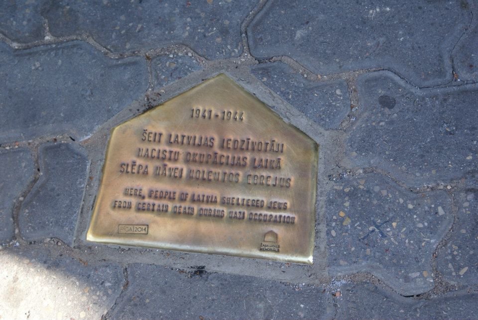 Мемориальная табличка в память о спасителях евреев в Риге. Фото: Андрей Шаврей, Новая газета.Балтия