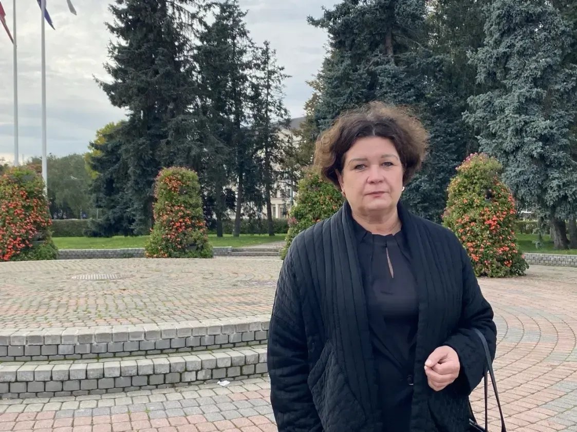 Инна Плавока, журналист. За спиной у Инны — постамент, на котором когда-то стоял памятник Владимиру Ленину / Euroradio