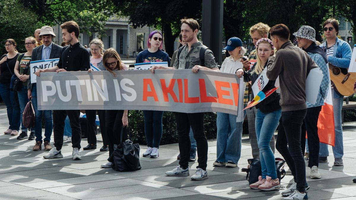 В Таллинне прошел митинг «Путин — убийца!». После акции участники писали письма российским политзаключенным