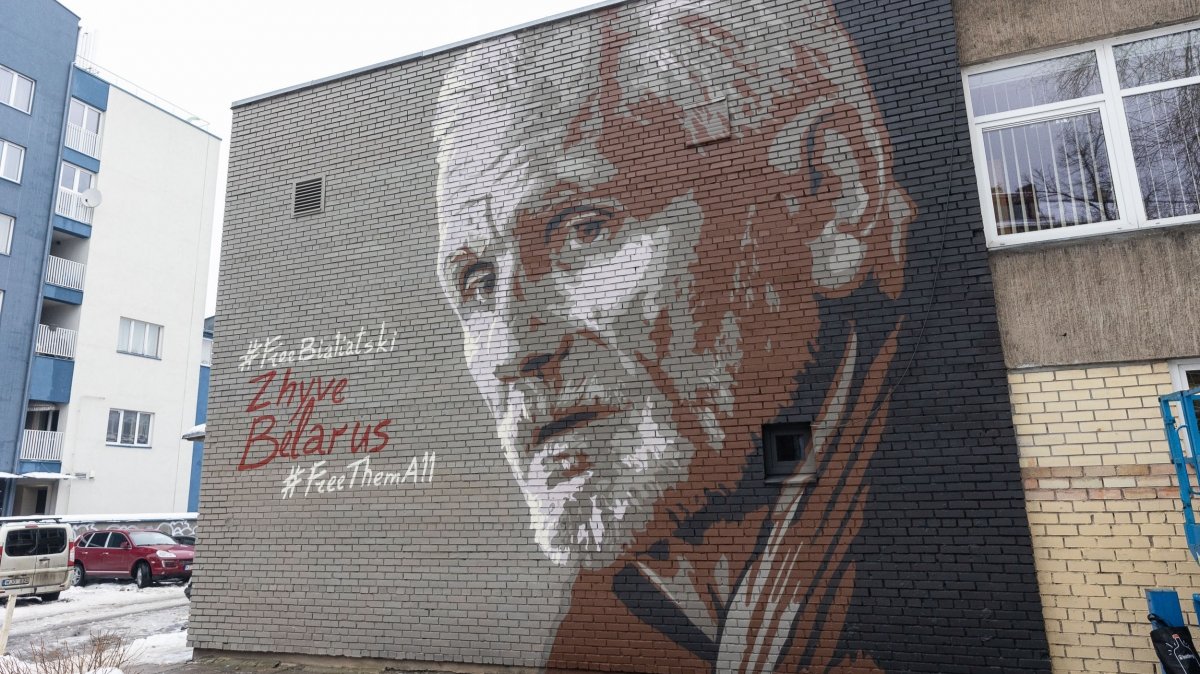 У посольства Беларуси в Вильнюсе появилось граффити, посвященное нобелевскому лауреату Алесю Беляцкому и политзаключенным