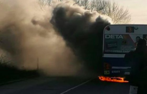 Автобус Rīgas satiksme сгорел прямо на дороге (Видео)
