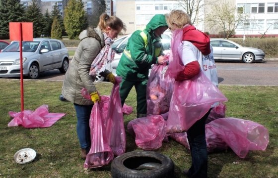 Участники акции «Mes Darom — 2017» прибирают в Вильнюсе
