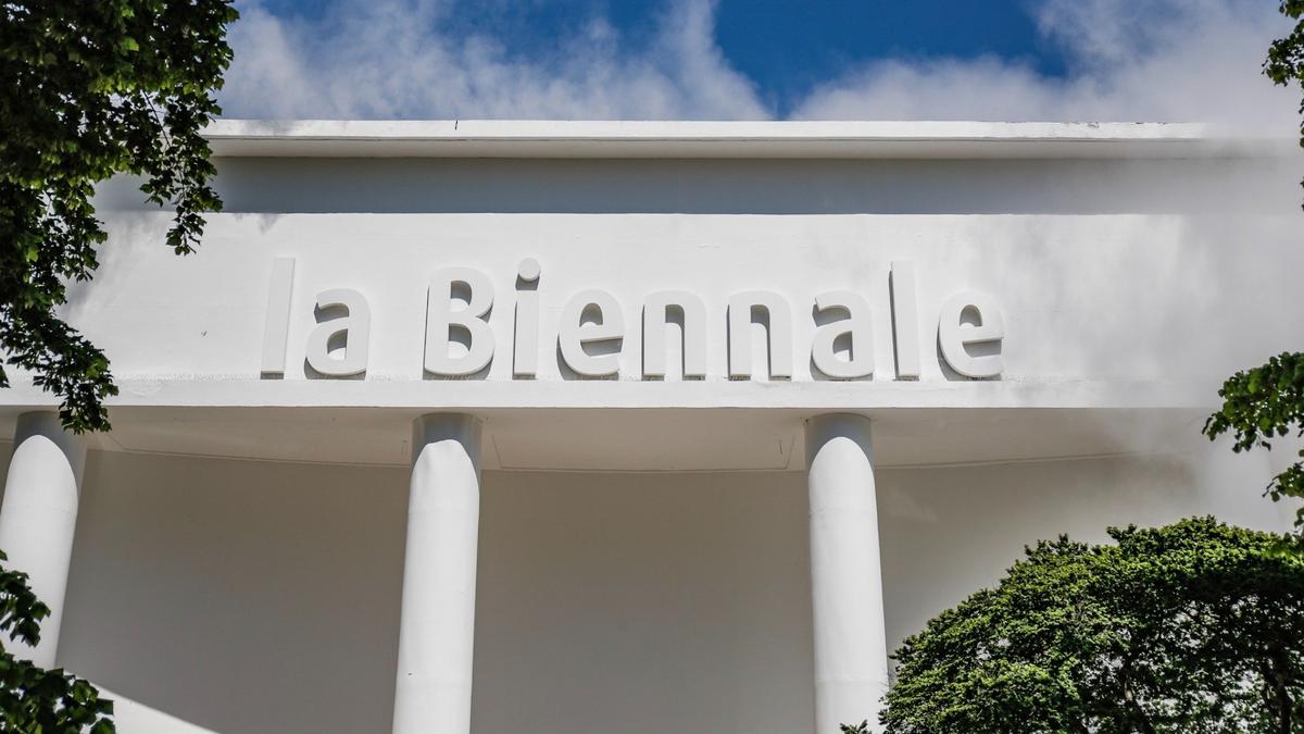 Страны Балтии и еще 19 европейских государств требуют запретить участие России в Венецианской биеннале