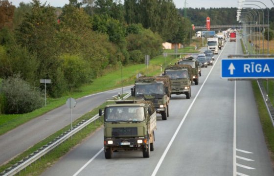 Жителей Латвии предупредили о передвижении техники НАТО по дорогам