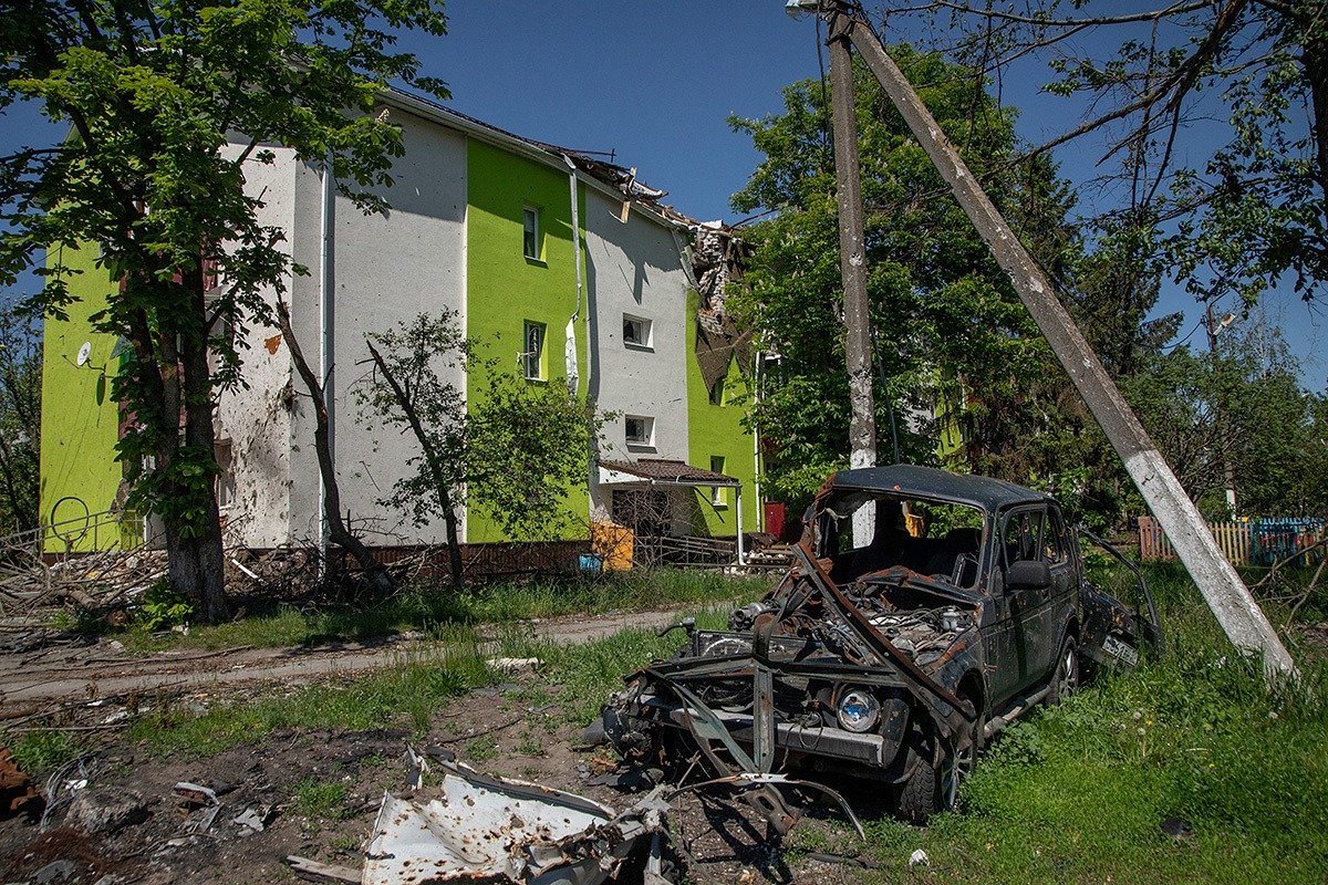 Разрушенная «Нива» на фоне поврежденного жилого дома в Козинке, май 2024 года. Фото: Анатолий Ольшанский