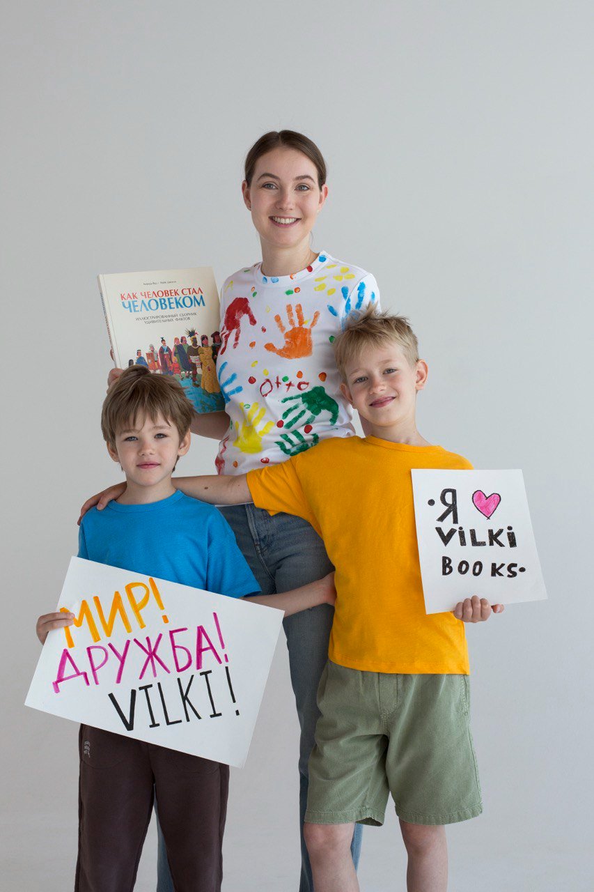 Владелица книжного Vilki Books Арина Линданен с сыновьями Отто (слева) и Иво (справа). Предоставлено Ариной Линданен, фото Карина Шеклер
