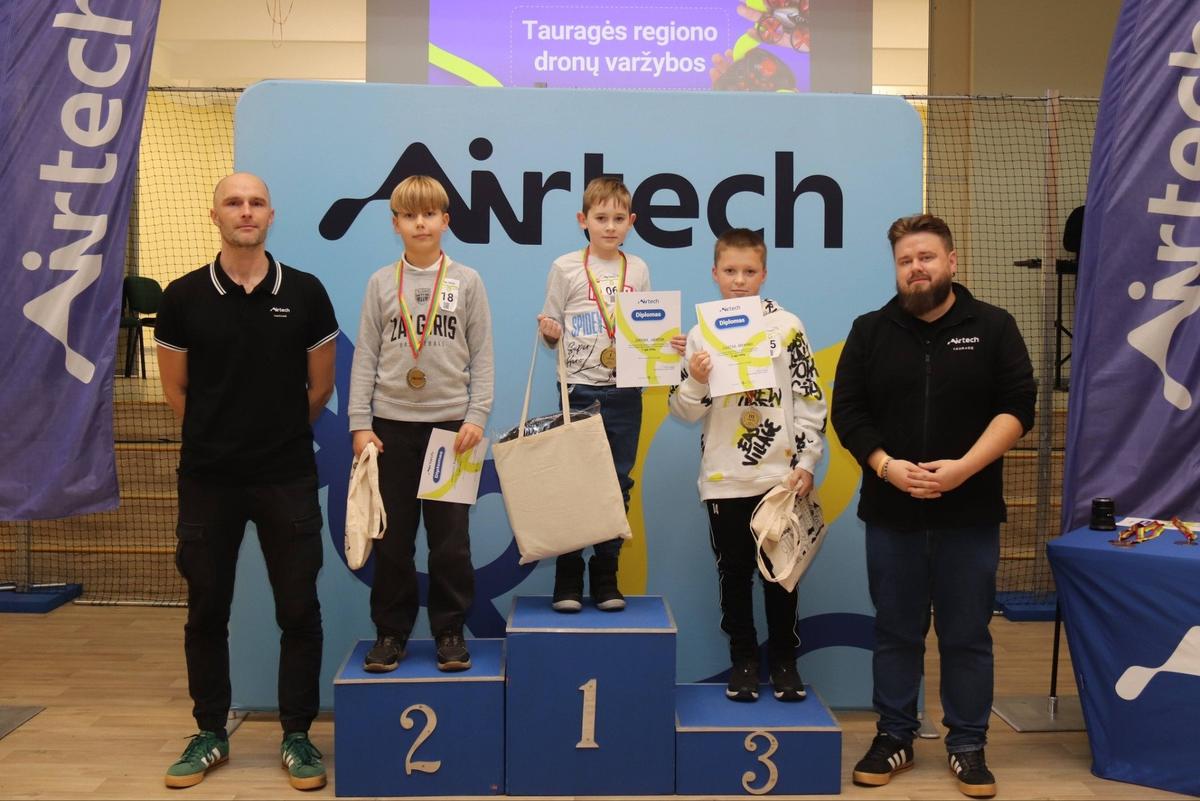В ноябре в Таураге прошел региональный чемпионат, где дети показали первые результаты обучения. Фото: Airtech, Facebook