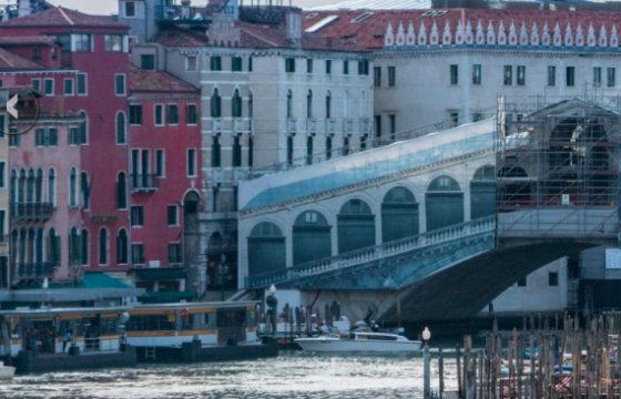 В Венеции столкнулись теплоход и круизный лайнер